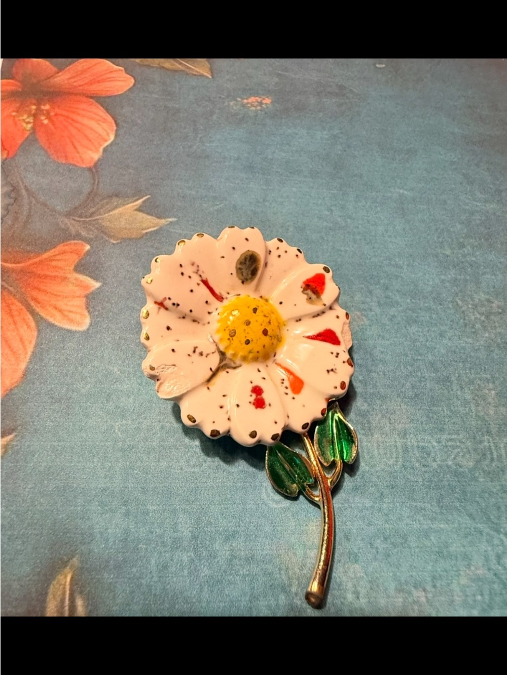 Floral Enamel Daisy Brooch Pin - White & Yellow